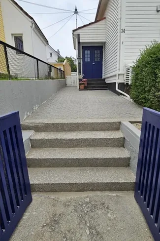 Samme trapp og gangvei etter rens, lyse og rene