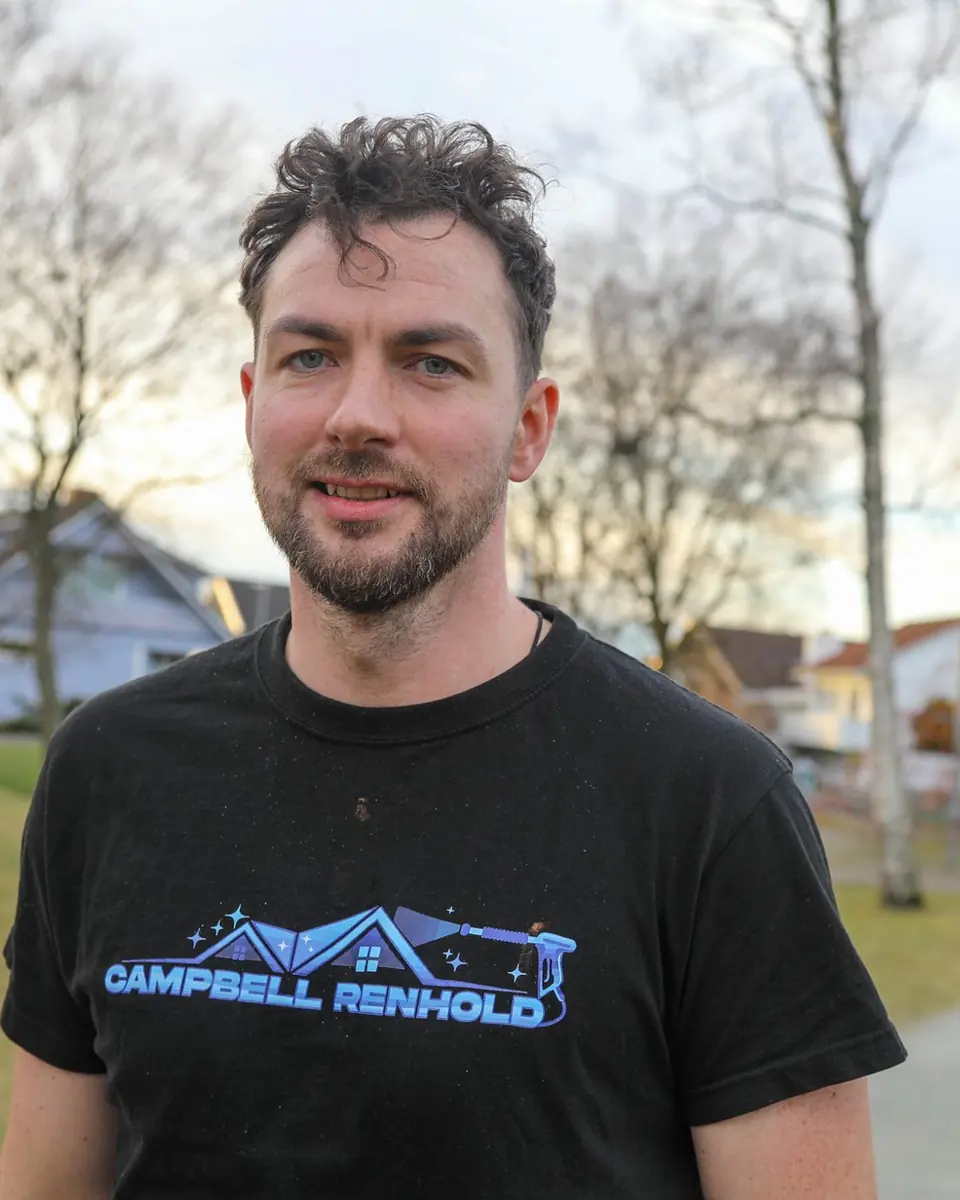 Sean Campbell i Campbell Renhold-t-skjorte, utendørs i et boligområde
